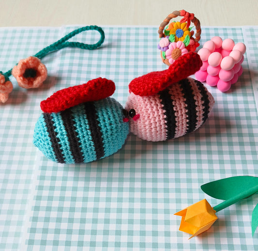 Cute Kissing Bee Couple Amigurumi Crochet Keychain